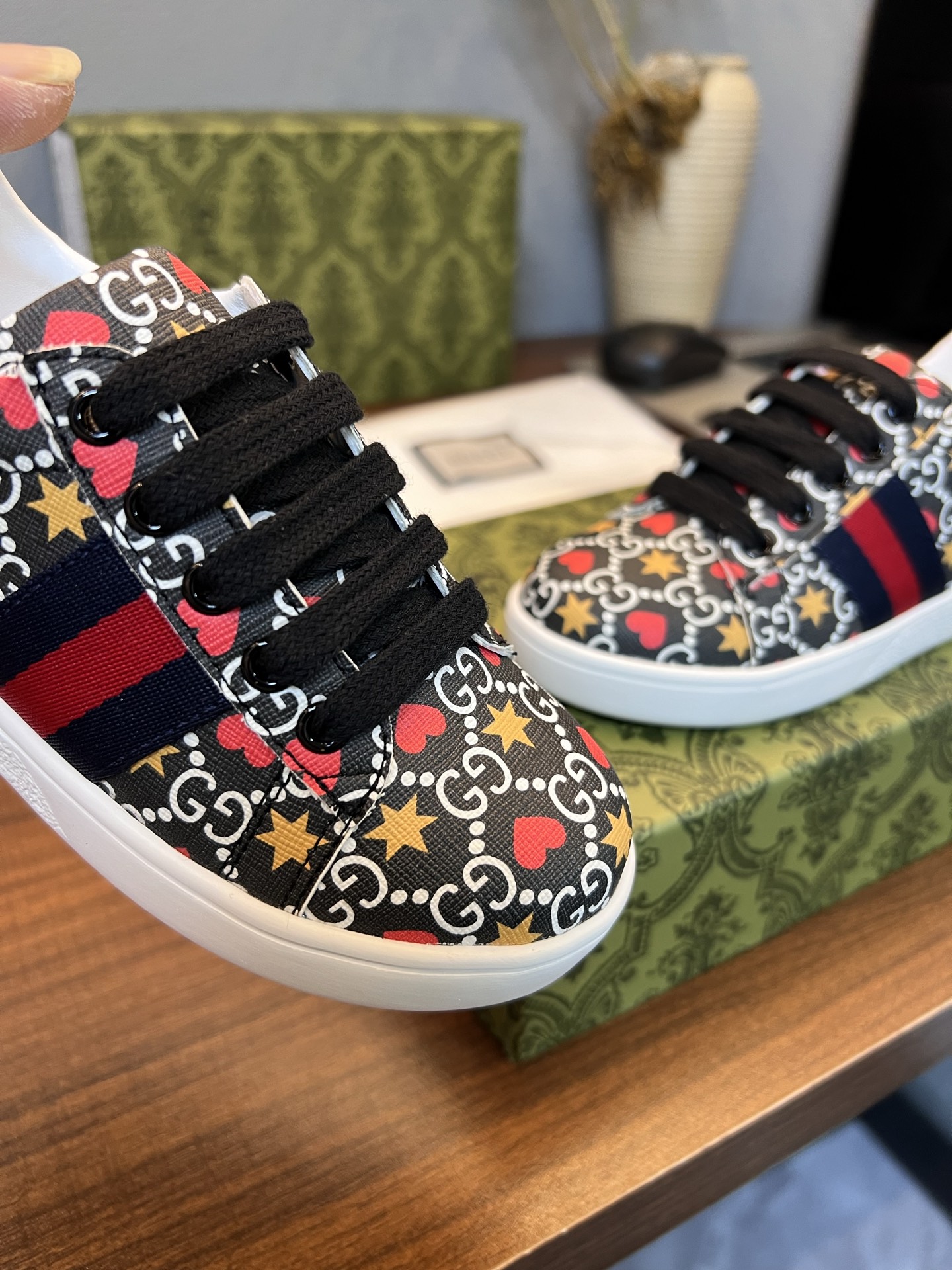 Children's shoes child